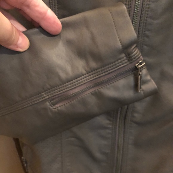 Beautiful Reitmans faux leather Moto jacket! - Picture 3 of 4